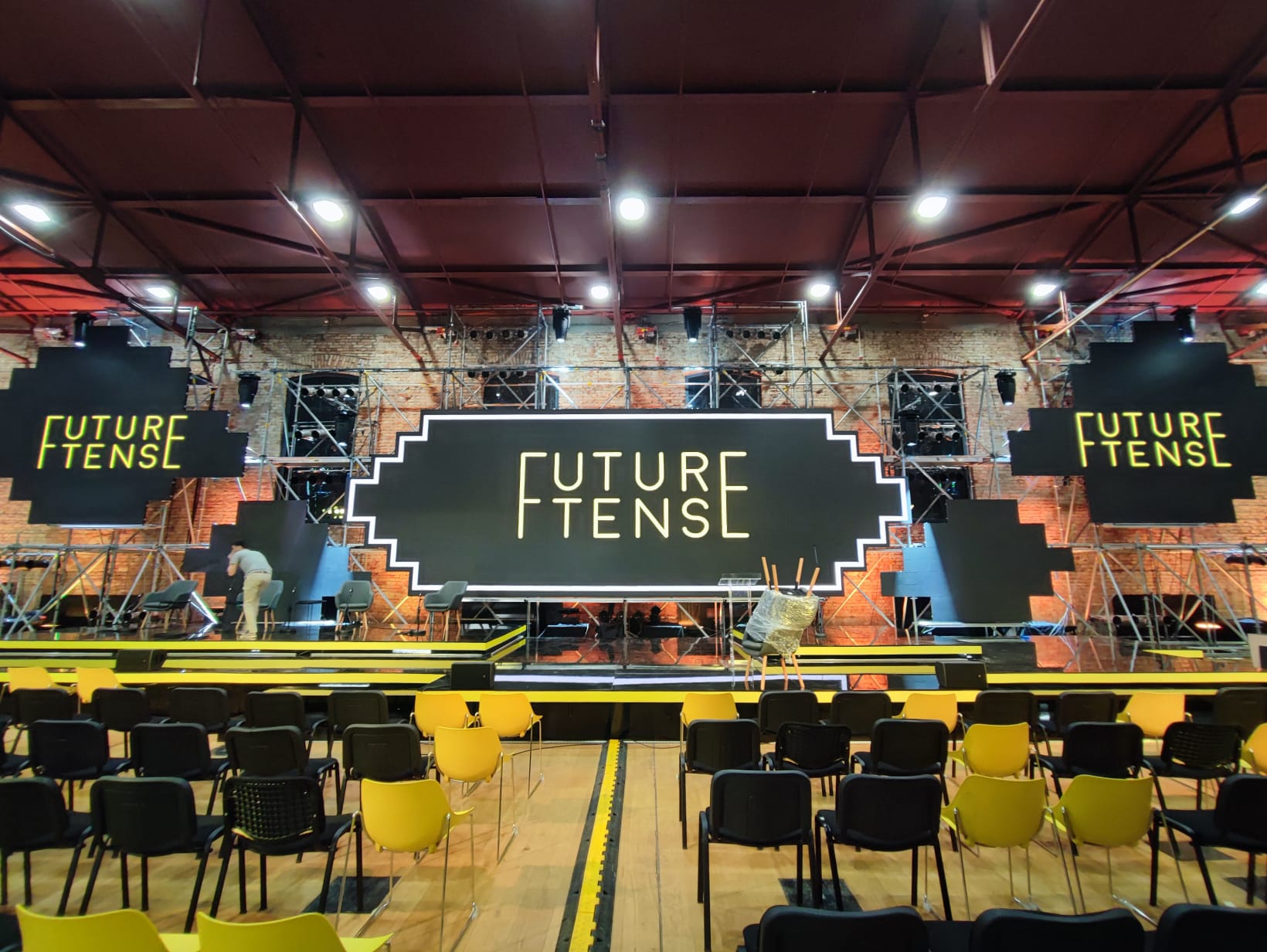 EVENT KONFERENCIJA, DIZAJN SCENOGRAFIJE KONFERENCIJE FUTURE TENSE